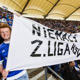 2014 ist der HSV mit der Relegation an der Reihe und trifft auf die SpVgg Greuther Fürth. Damals sind die Hamburger Anhänger sehr optimistisch, was ihren Klub und die 2. Liga angeht. Die beiden Spiele sind, wie so oft in der Relegation, zähe Angst-Duelle.