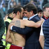 Das Rückspiel entwickelt sich zu einem echten Thriller. In der 78. Minute geht Karlsruhe in Führung und steht kurz vor dem großen Triumph — bis es in der Nachspielzeit einen Freistoß für die HSVer gibt, den ein gewisser Marcelo Diaz (im Bild mit Trainer Bruno Labbadia) tatsächlich erfolgreich verwandelt. In der Verlängerung rettet sich der HSV schließlich durch ein Tor von Nicolai Müller (zum 2:1) wieder vor dem Abstieg.