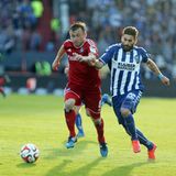 Ehe sich der HSV (hier links mit dem großartigen Iviva Olic im Laufduell gegen Enrico Valentini) versieht, muss er nur ein Jahr später erneut in die Relegation, diesmal gegen den Karlsruher SC. Das Hinspiel endet 1:1.