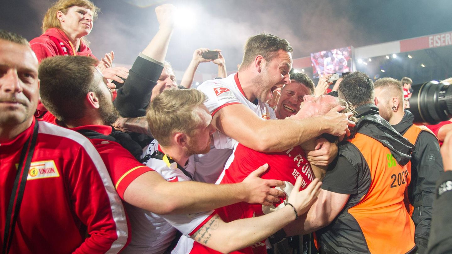 Hertha BSC gegen Hamburger SV: ... der Aufsteiger Union Berlin. Hier jubelt unter anderem Union-Angreifer Sebastian Polter. Für die Köpenicker ist mit dem Aufstieg aber nicht Schluss. In der folgenden Saison halten sie die Klasse, in ihrer zweiten Bundesliga-Spielzeit werden sie Siebter und qualifizieren sich für die Conference League, im dritten Bundesliga-Jahr werden sie Fünfter und sind in der Europa League dabei. ... der Aufsteiger Union Berlin. Hier jubelt unter anderem Union-Angreifer Sebastian Polter. Für die Köpenicker ist mit dem Aufstieg aber nicht Schluss. In der folgenden Saison halten sie die Klasse, in ihrer zweiten Bundesliga-Spielzeit werden sie Siebter und qualifizieren sich für die Conference League, im dritten Bundesliga-Jahr werden sie Fünfter und sind in der Europa League dabei.