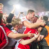 ... der Aufsteiger Union Berlin. Hier jubelt unter anderem Union-Angreifer Sebastian Polter. Für die Köpenicker ist mit dem Aufstieg aber nicht Schluss. In der folgenden Saison halten sie die Klasse, in ihrer zweiten Bundesliga-Spielzeit werden sie Siebter und qualifizieren sich für die Conference League, im dritten Bundesliga-Jahr werden sie Fünfter und sind in der Europa League dabei.