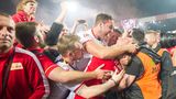 ... der Aufsteiger Union Berlin. Hier jubelt unter anderem Union-Angreifer Sebastian Polter. Für die Köpenicker ist mit dem Aufstieg aber nicht Schluss. In der folgenden Saison halten sie die Klasse, in ihrer zweiten Bundesliga-Spielzeit werden sie Siebter und qualifizieren sich für die Conference League, im dritten Bundesliga-Jahr werden sie Fünfter und sind in der Europa League dabei.