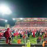 Eine echte Erfolgsstory beginnt im Mai 2019 in Berlin-Köpenick. Der 1. FC Union Berlin schickt sich an, die erste Bundesliga zu erobern. Die Fans stürmen nach einer Abwehrschlacht gegen den VfB Stuttgart, die 0:0 endet, das Spielfeld an der Alten Försterei. Da das Hinspiel mit 2:2 ausgegangen war, heißt ...