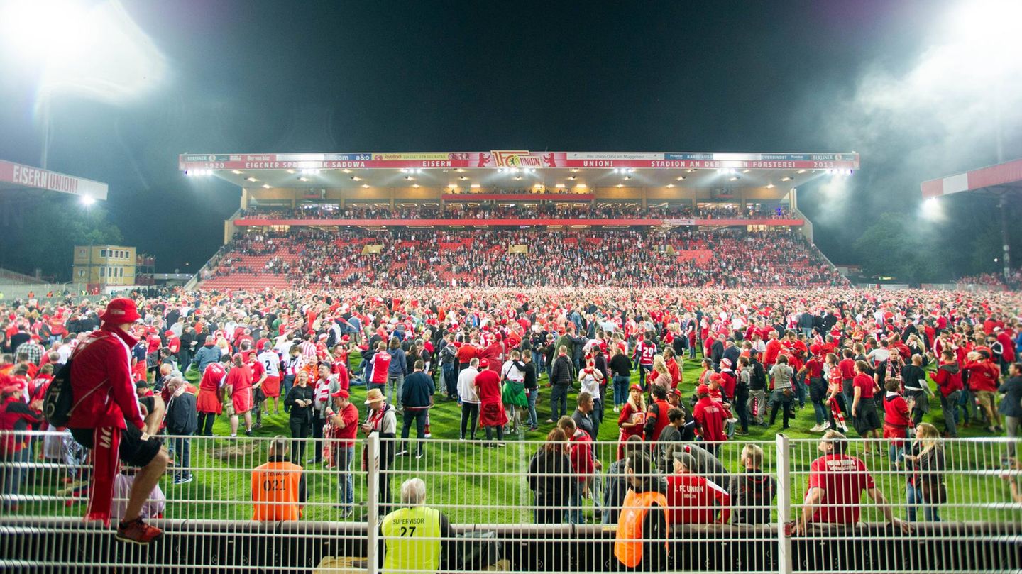 Hertha BSC gegen Hamburger SV: Eine echte Erfolgsstory beginnt im Mai 2019 in Berlin-Köpenick. Der 1. FC Union Berlin schickt sich an, die erste Bundesliga zu erobern. Die Fans stürmen nach einer Abwehrschlacht gegen den VfB Stuttgart, die 0:0 endet, das Spielfeld an der Alten Försterei. Da das Hinspiel mit 2:2 ausgegangen war, heißt ... Eine echte Erfolgsstory beginnt im Mai 2019 in Berlin-Köpenick. Der 1. FC Union Berlin schickt sich an, die erste Bundesliga zu erobern. Die Fans stürmen nach einer Abwehrschlacht gegen den VfB Stuttgart, die 0:0 endet, das Spielfeld an der Alten Försterei. Da das Hinspiel mit 2:2 ausgegangen war, heißt ...