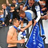 Nach einem 0:0 im Hinspiel erzielt Pierre-Michel Lasogga (im Bild)  im Rückspiel die Führung. Der Ausgleich reicht den Fürthern nicht, weil noch die Auswärtstor-Regel gilt. Dafür dürfen die Hamburger Profis mit den Fans feiern.