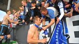 Nach einem 0:0 im Hinspiel erzielt Pierre-Michel Lasogga (im Bild)  im Rückspiel die Führung. Der Ausgleich reicht den Fürthern nicht, weil noch die Auswärtstor-Regel gilt. Dafür dürfen die Hamburger Profis mit den Fans feiern.