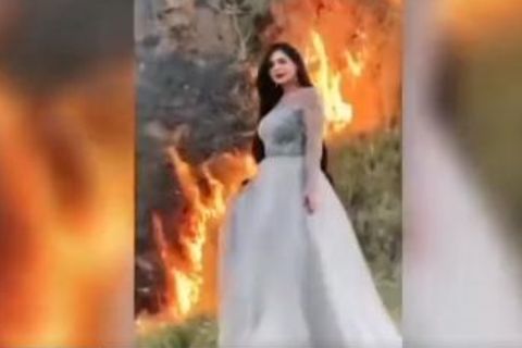 Die Tiktokerin Dolly ließ sich vor einem brennenden Naturschutzgebiet ablichten