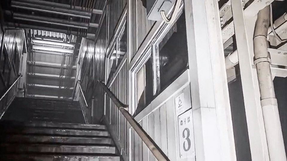 Plötzlich ist es Nacht: Was es mit dem Video eines menschenleeren Bahnhofs in Japan auf sich hat