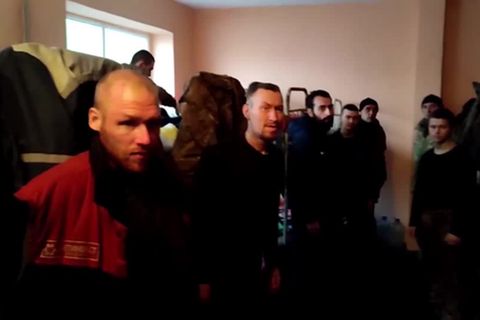 Video: Russische Videoaufnahmen sollen Soldaten aus Mariupol in Haft zeigen
