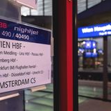 Zugnummern  Jedem Zug ist eine drei- oder vierstellige Nummer zugewiesen und die hat System: In Deutschland verkehren Züge mit ungerader Endziffer von West nach Ost oder Nord nach Süd. Die jeweils folgende gerade Nummer fährt meist die gleiche Strecke, jedoch in die entgegengesetzte Fahrtrichtung – also von Süd nach Nord. Schon an der ersten Ziffer erkennt der Fahrdienstleiter den Zugtyp und weil da »5« steht, muss er die Buchstabenkombination ICE gar nicht mehr lesen. Bestimmte Nummernbereiche sind für den grenzüberschreitenden Fernverkehr und auch die Nachtzüge vorgesehen, so z. B. die Zugnummern 2–499. Werden Sonderzüge auf die Strecke geschickt – zum Beispiel, weil ein Zug ausfällt –, dann erhalten diese auch Sondernummern, damit gleich klar ist, dass mal wieder was schiefläuft.