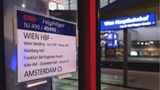 Zugnummern  Jedem Zug ist eine drei- oder vierstellige Nummer zugewiesen und die hat System: In Deutschland verkehren Züge mit ungerader Endziffer von West nach Ost oder Nord nach Süd. Die jeweils folgende gerade Nummer fährt meist die gleiche Strecke, jedoch in die entgegengesetzte Fahrtrichtung – also von Süd nach Nord. Schon an der ersten Ziffer erkennt der Fahrdienstleiter den Zugtyp und weil da »5« steht, muss er die Buchstabenkombination ICE gar nicht mehr lesen. Bestimmte Nummernbereiche sind für den grenzüberschreitenden Fernverkehr und auch die Nachtzüge vorgesehen, so z. B. die Zugnummern 2–499. Werden Sonderzüge auf die Strecke geschickt – zum Beispiel, weil ein Zug ausfällt –, dann erhalten diese auch Sondernummern, damit gleich klar ist, dass mal wieder was schiefläuft.
