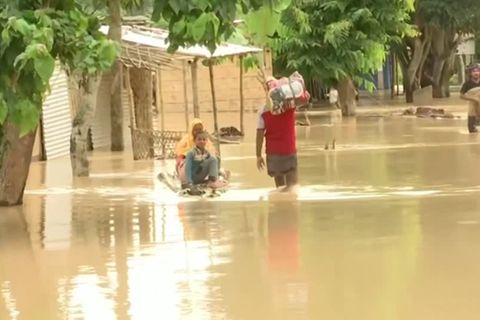 Video: Fluten in Indien: Mehr als eine halbe Million Menschen geflohen
