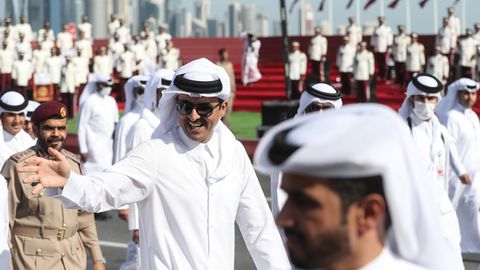 Der Emir von Katar bei einer Militärparade im Rahmen des Nationalfeiertags in Doha
