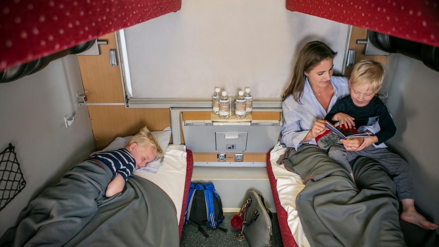 Kinder im Liegewagen