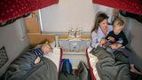 Kinder im Liegewagen