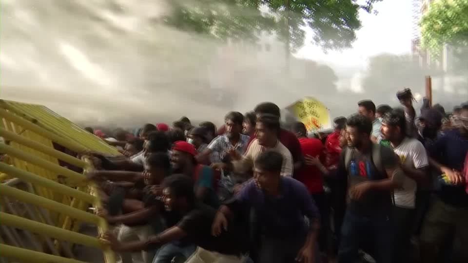 Video: Sri Lanka: Mit Wasserwerfern und Tränengas gegen Demonstranten Video: Sri Lanka: Mit Wasserwerfern und Tränengas gegen Demonstranten