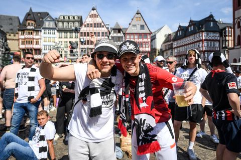 Fans des Eintracht Frankfurt feiern in der Stadt am Main