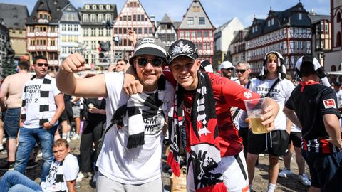 Fans des Eintracht Frankfurt feiern in der Stadt am Main