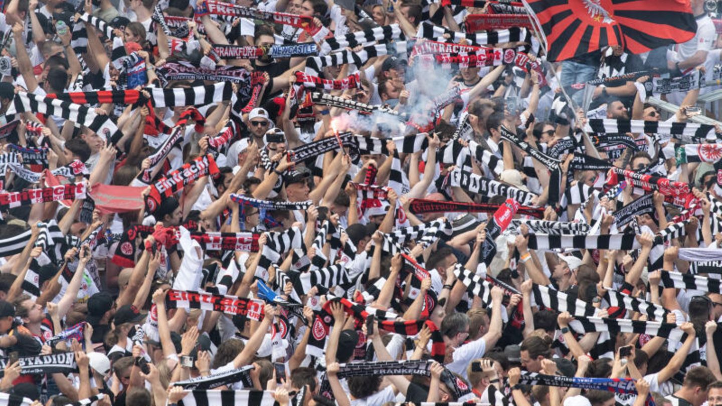 Eine Stadt dreht durch: Jubelnde Fans feiern die Ankunft von Eintracht Frankfurt