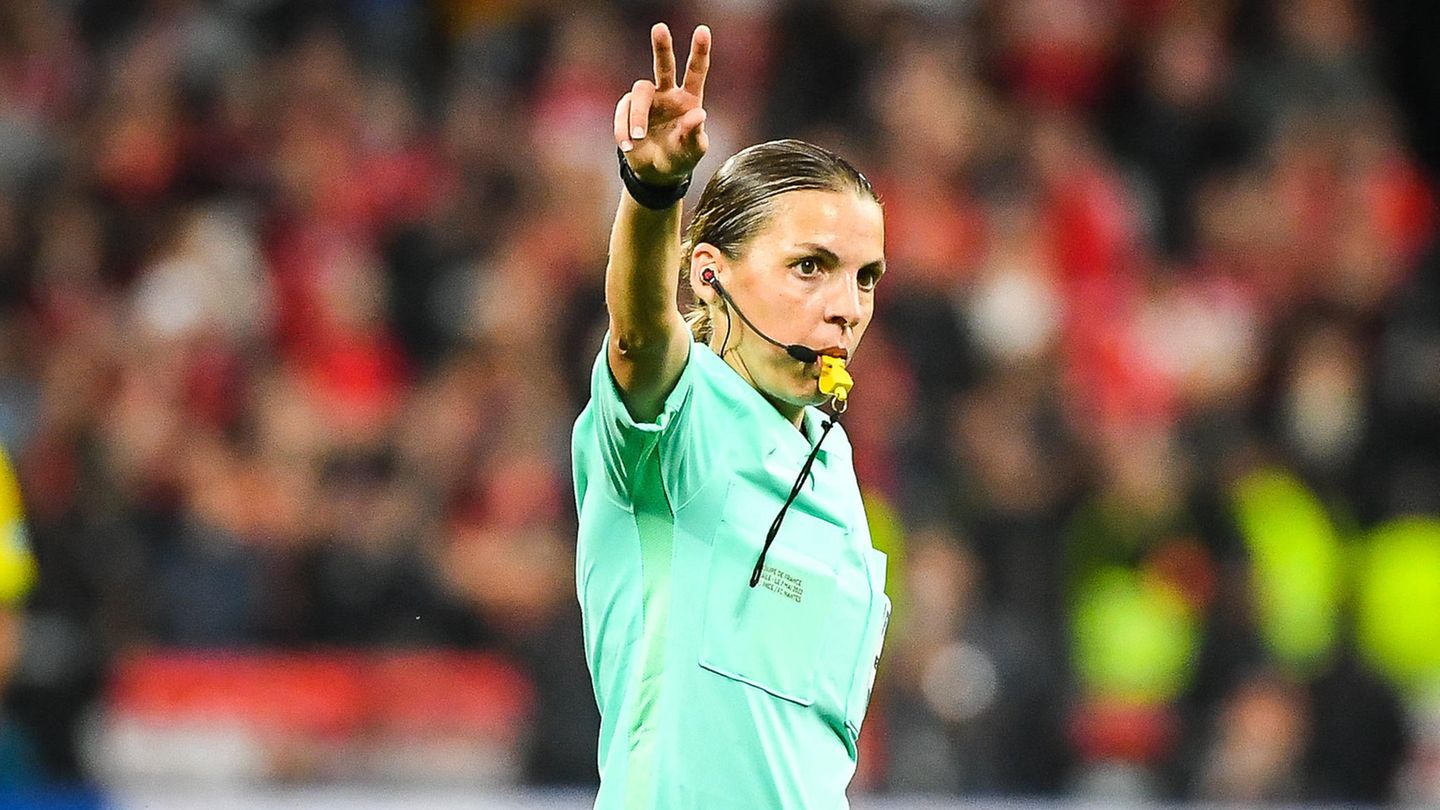 Die französische Schiedsrichterin Stéphanie Frappart steht bei der WM in Katar auf dem Platz