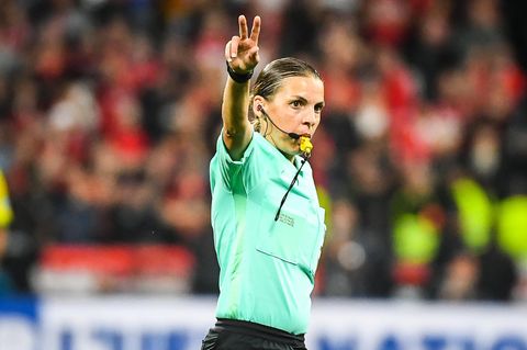 Die französische Schiedsrichterin Stéphanie Frappart steht bei der WM in Katar auf dem Platz