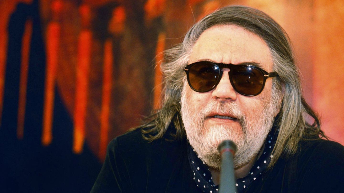 Der griechische Popstar Vangelis bei einer Pressekonferenz