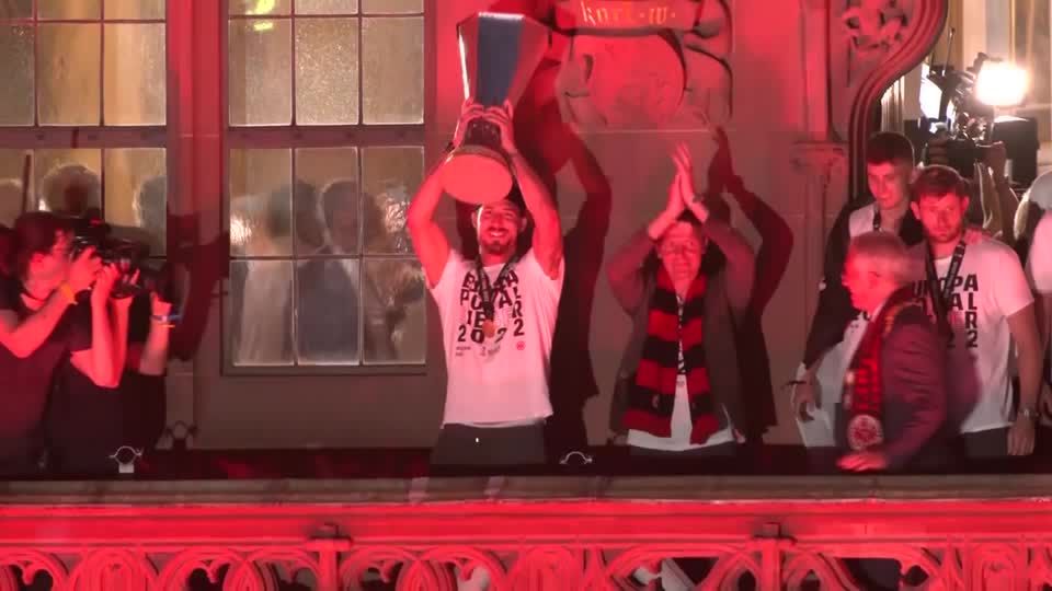 Video: Die Euro-Adler sind gelandet - Freudentaumel in Frankfurt