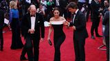 20. Mai 2022  Herzogin Kates Gentleman aus Hollywood – und William schmunzelt  Was für ein Gentleman! Tom Cruise führt Herzogin Kate am Donnerstagabend die Treppen zum Kino am Leicester Square in London hoch. Prinz William und seine Gattin haben es sich nicht nehmen lassen, die Premiere von "Top Gun: Maverick" zu besuchen. Empfangen wurden sie dort von Hauptdarsteller Tom Cruise. Der Hollywood-Star stellte den royalen Gästen seine Co-Stars Jennifer Connelly und Miles Teller vor. Als die Gruppe schließlich in den Saal gehen sollte, galt es, ein paar Treppenstufen zu überwinden. Hilfsbereit reichte der Action-Star Kate seine Hand. In ihrem schmal geschnittenen Kleid von Roland Mouret war die Herzogin sicher dankbar – während William schmunzelte. Der Prinz hatte sich für den Abend etwas Besonderes zurechtgelegt: Auf seinen Samt-Slippern war der F-14, ein Flugzeug aus "Top Gun", eingestickt.