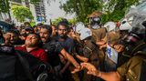 Universitätsstudenten und Polizei stoßen während einer Demonstration zusammen