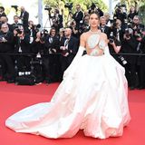 Eine Mischung aus Hochzeit, Wolke und den Steinstränden der Côte d’Azur: das Couture-Kleid des französischen Designers Stéphane Rolland wurde von dem Model Alessandra Ambrosio auf dem roten Teppich der Filmfestspiele präsentiert. 