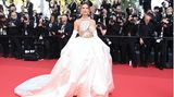 Eine Mischung aus Hochzeit, Wolke und den Steinstränden der Côte d’Azur: das Couture-Kleid des französischen Designers Stéphane Rolland wurde von dem Model Alessandra Ambrosio auf dem roten Teppich der Filmfestspiele präsentiert. 