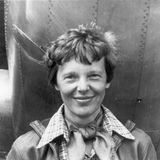  Amelia Earhart steht direkt unter der Nase ihres Lockheed Model 10-E Electra