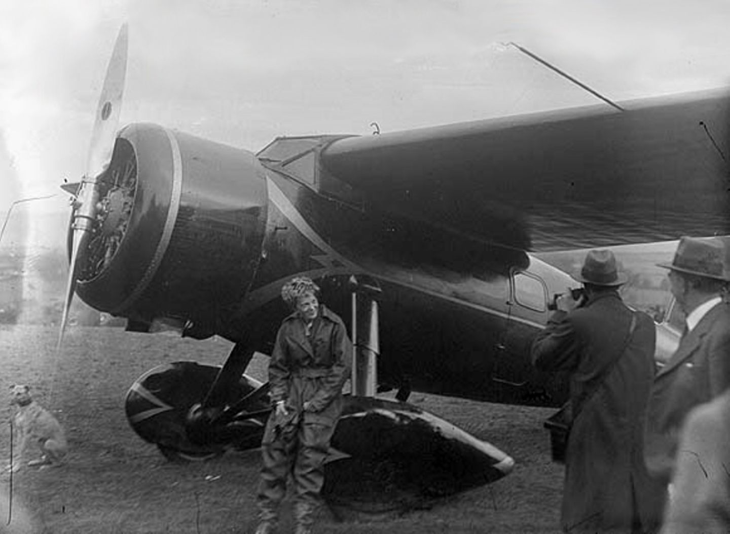 Am Samstag, den 21. Mai 1932, befand sich Amelia Earhart auf ihrer zweiten Atlantiküberquerung, als sie gezwungen wurde, in ihrem "Little Red Bus" auf einem Feld in der Nähe von Derry (Londonderry) zu landen.