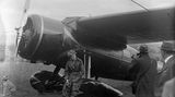 Am Samstag, den 21. Mai 1932, befand sich Amelia Earhart auf ihrer zweiten Atlantiküberquerung, als sie gezwungen wurde, in ihrem "Little Red Bus" auf einem Feld in der Nähe von Derry (Londonderry) zu landen.