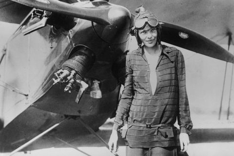 Amelia Earhart vom Fliegen besessen. Schon 1921 mahm sie ihre erste Flugstunde
