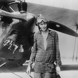 Amelia Earhart vom Fliegen besessen. Schon 1921 mahm sie ihre erste Flugstunde