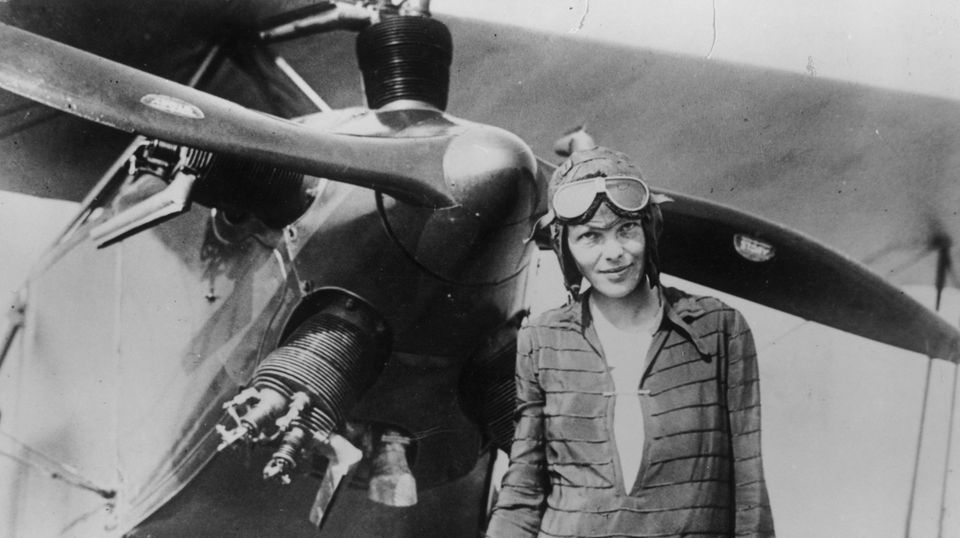 Amelia Earhart está obsesionada con volar.  A principios de 1921, tomó su primera lección de vuelo.