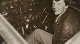 Amelia Earhart, im Cockpit ihrer Electra.