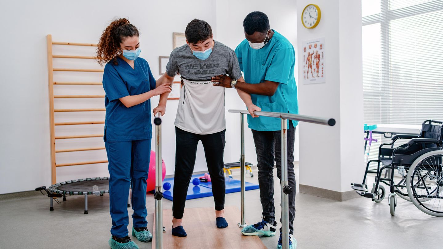 In einer Rehaklinik wird einem jungen Mann das Gehen wieder beigebracht