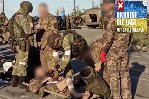 Russische Soldaten, die ukrainische Soldaten durchsuchen