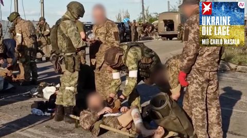 Russische Soldaten, die ukrainische Soldaten durchsuchen