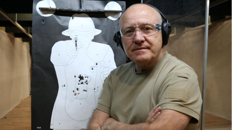 Polen, Warschau: Schießtrainer Krzysztof Przepiorka, ehemaliger Oberstleutnant bei der polnischen Eliteeinheit Grom