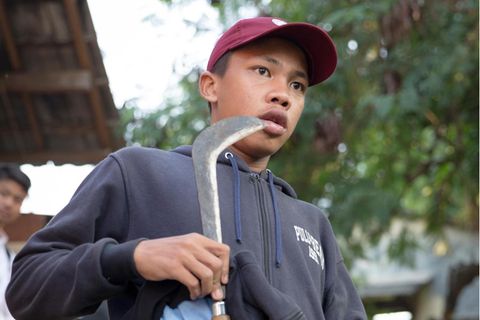 Ein Schüler mit einer Sichel