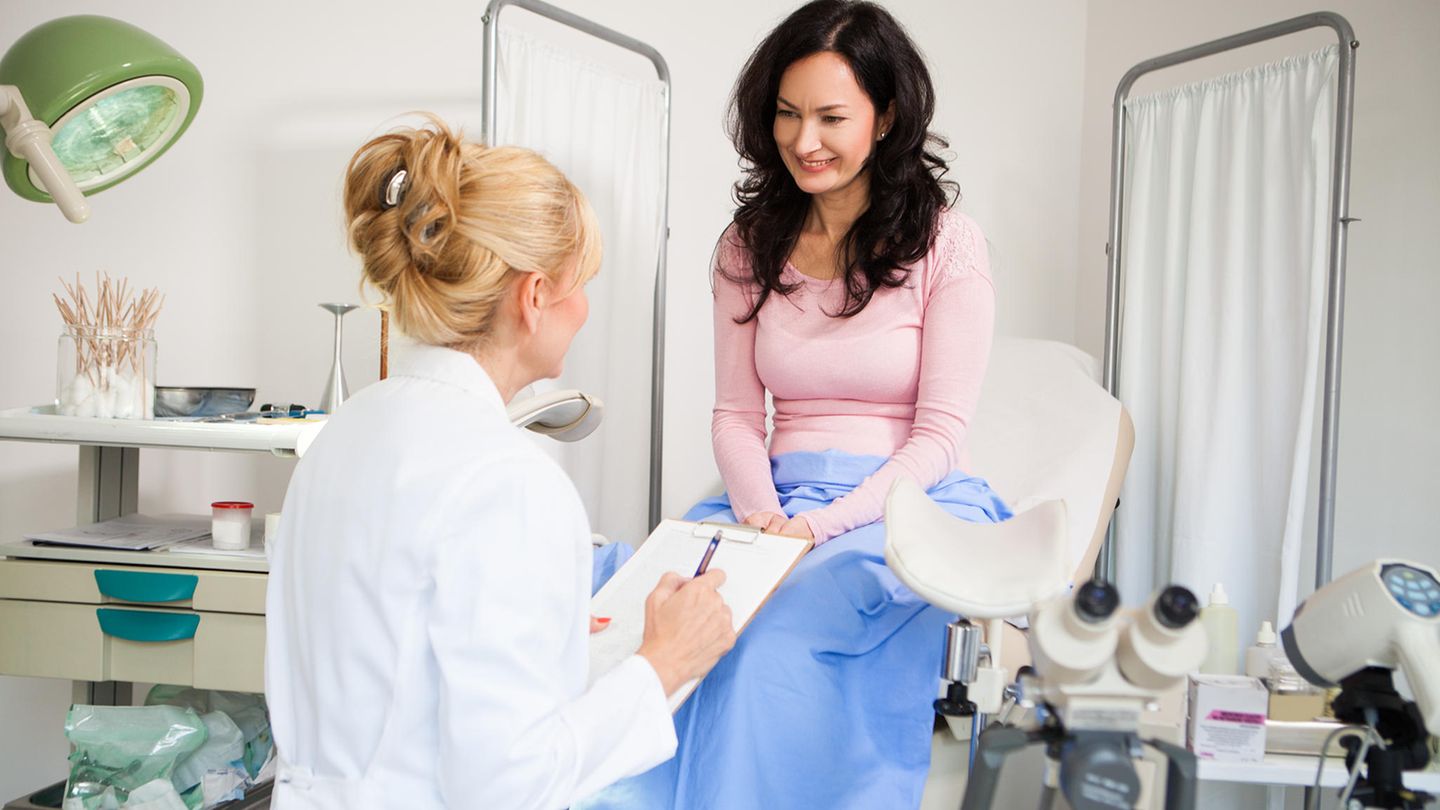 Eine Frau bei ihrer Gynäkologin