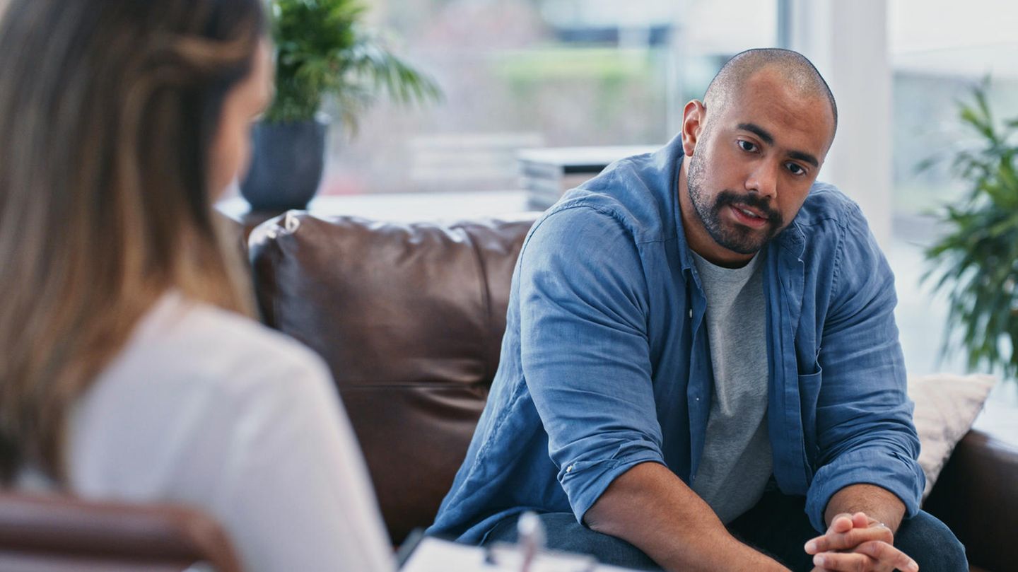 Ein Mann bei einer Psychologin