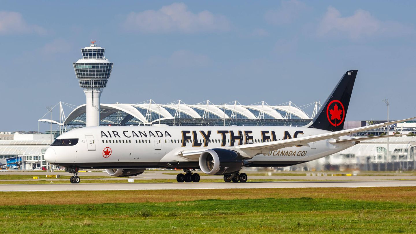 Air Canada Boeing 787 "Fly the flag"