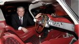 Im Inneren des Coupés dominieren rote Farbe und Karo-Muster ein ansonsten sachlich gehaltenes Cockpit.