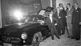 Namensgeber und Entwickler Rudolf Uhlenhaut in einem seiner Autos.