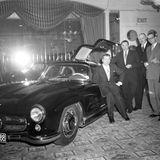 Namensgeber und Entwickler Rudolf Uhlenhaut in einem seiner Autos.