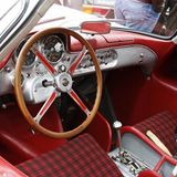 Hinter diesem Lenkrad könnte bald ein Privatsammler sitzen. Wahrscheinlicher ist allerdings, dass das wertvolle Auto in einem Museum konserviert wird.